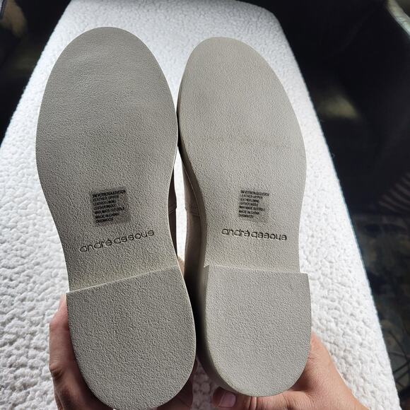 NEW Andre Assous Vernon Bootie suede Leather taupe size 9 - Picture 8 of 9